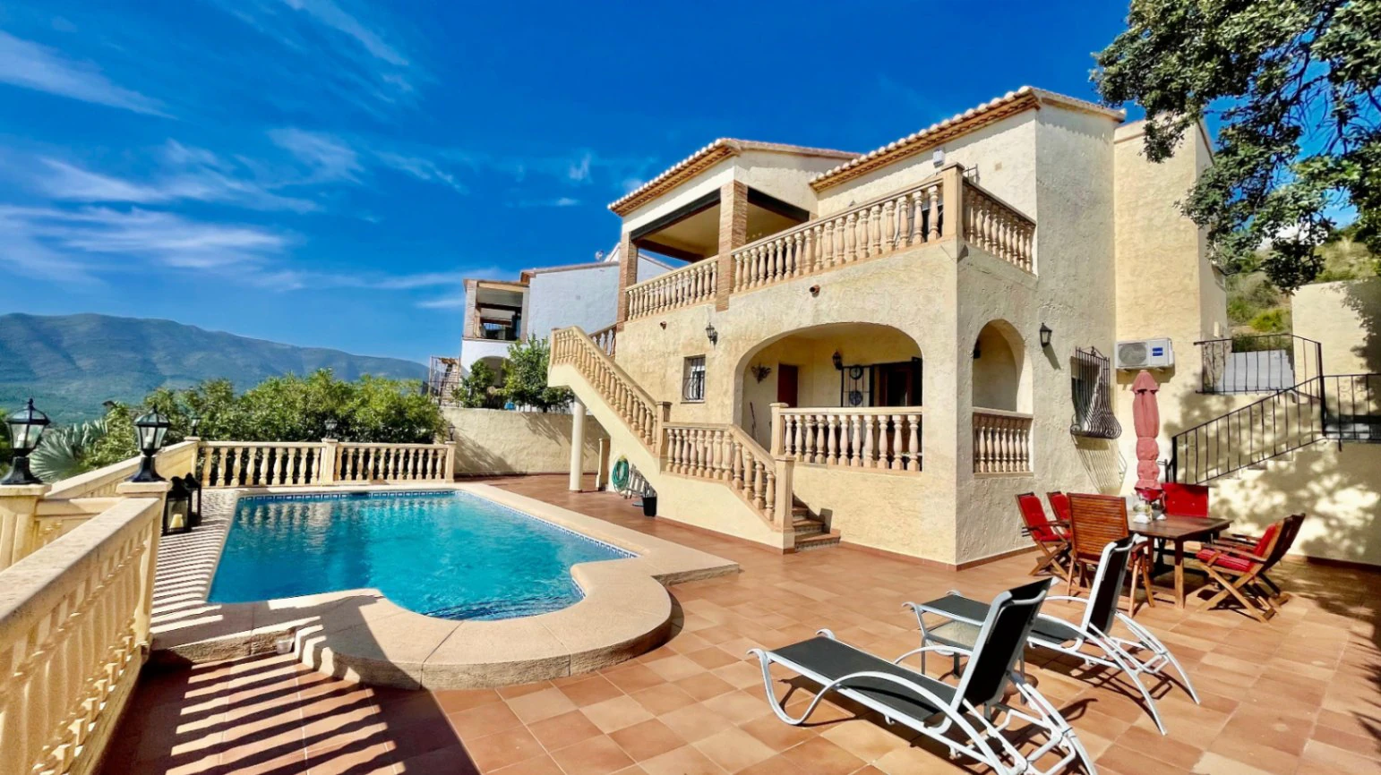 Villa for sale in Jalon: Spectacular, south-facing valley views