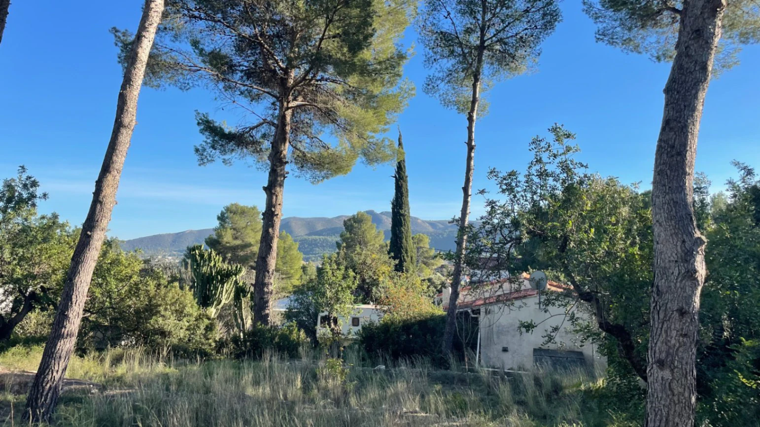 Casita for sale in Alcalali: large urban plot