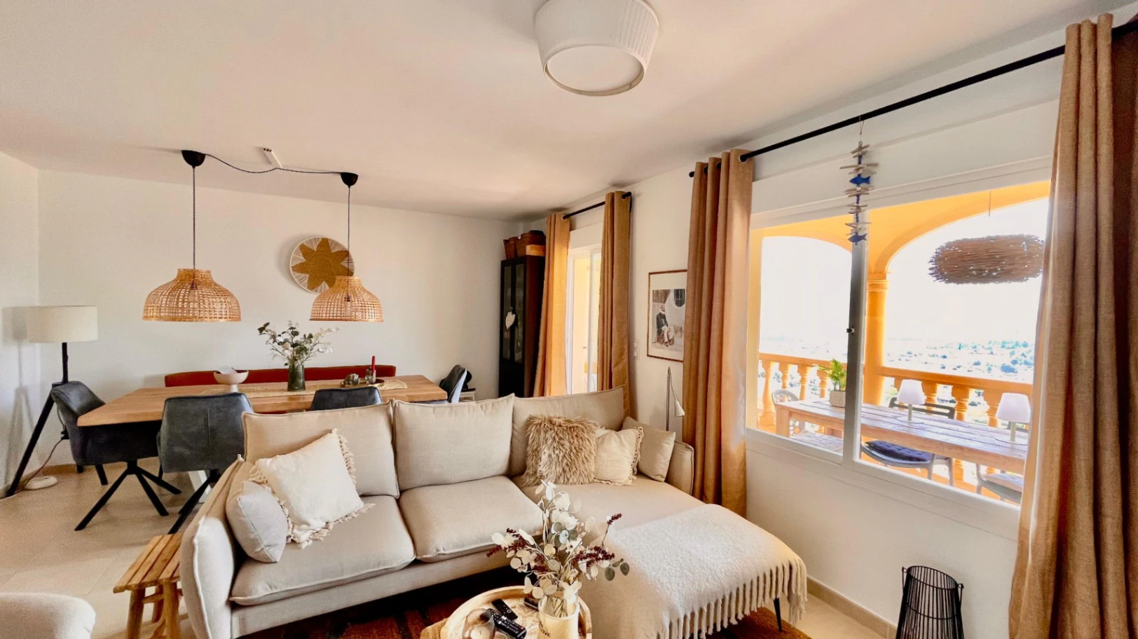 Modern townhouse for sale in Jalon: luxurious, stylish