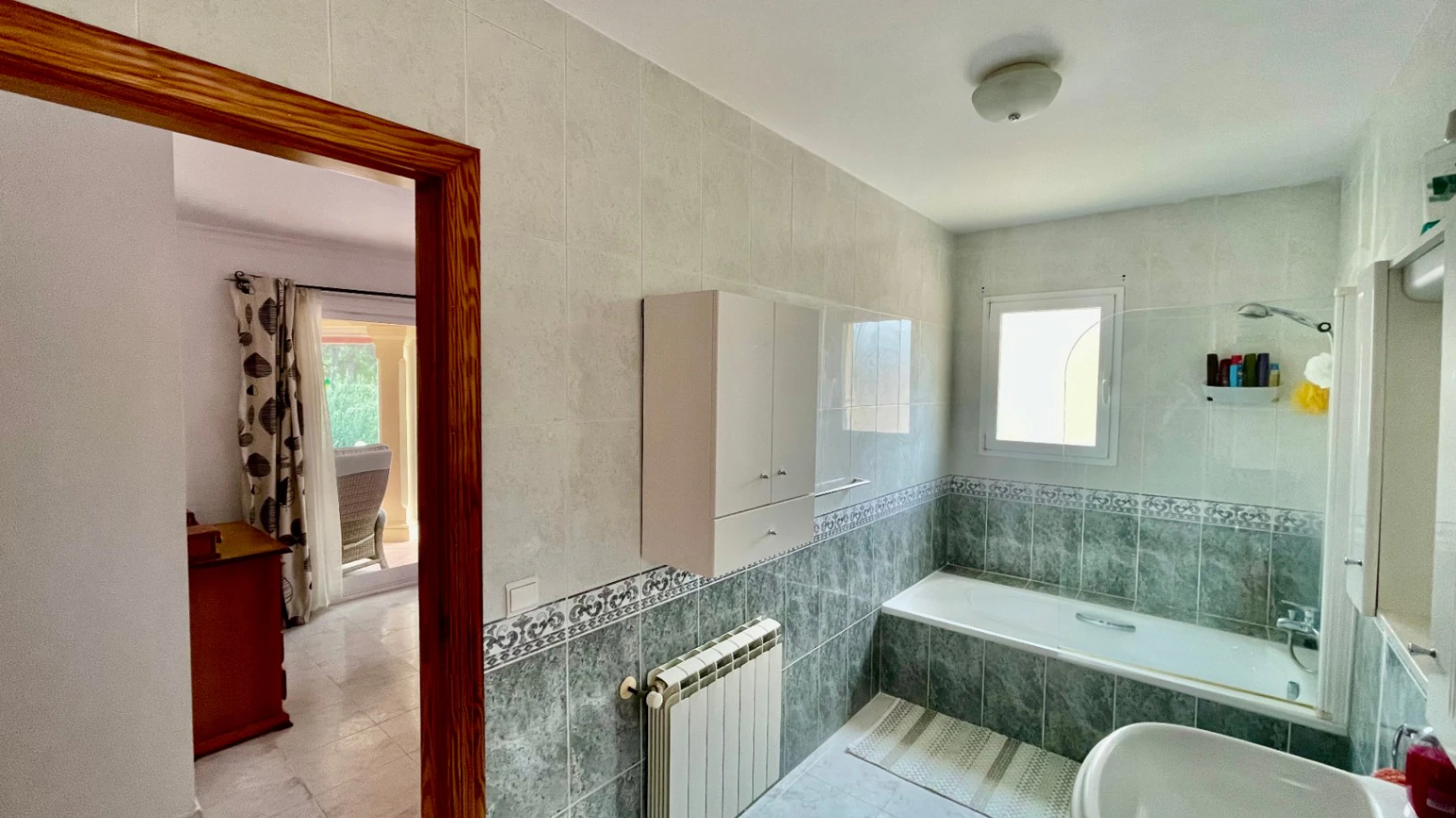 Villa for sale in Alcalali: South-facing, private