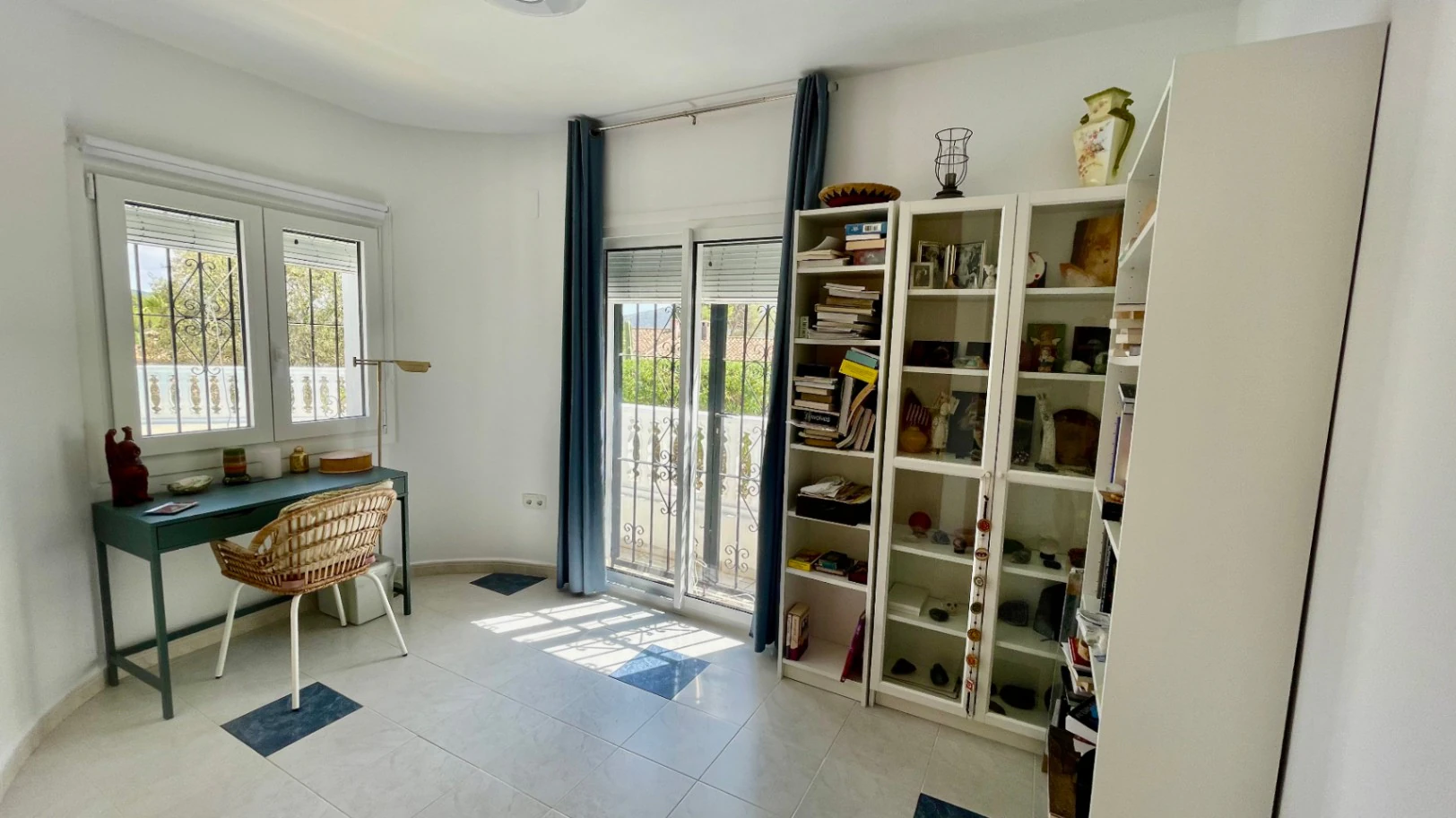 Villa for sale in Jalon: Immaculate, south-facing