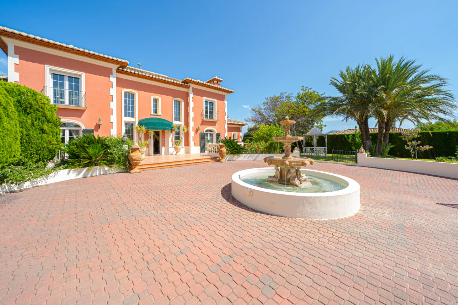 Villa te koop in Javea: Herenhuis op het zuiden