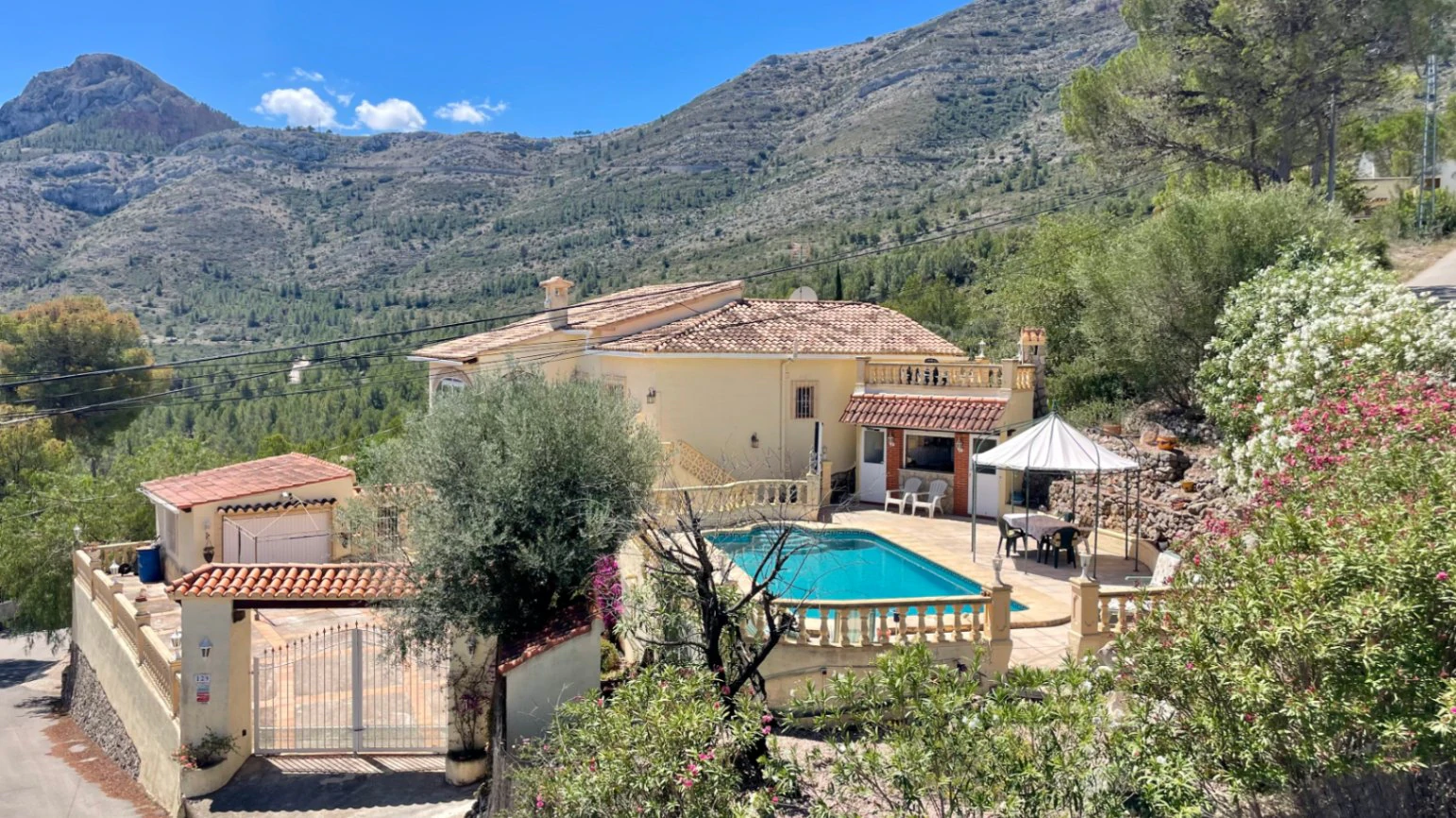 Villa for sale in Parcent: Private, corner plot