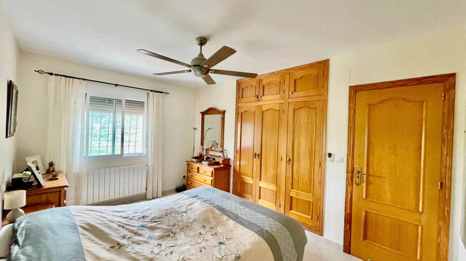Villa for sale in Alcalali: Fabulous views, separate apartment