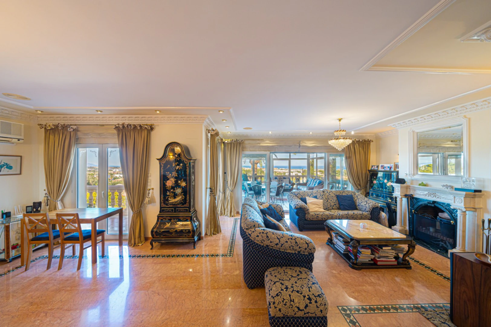 Villa for sale in Denia: Classic and elegant