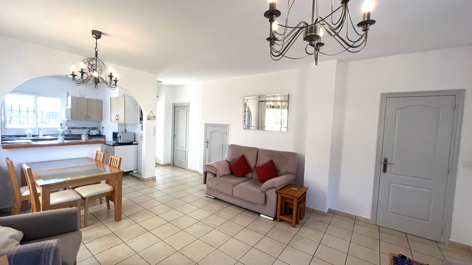 Modern, semi-detached, excellent location