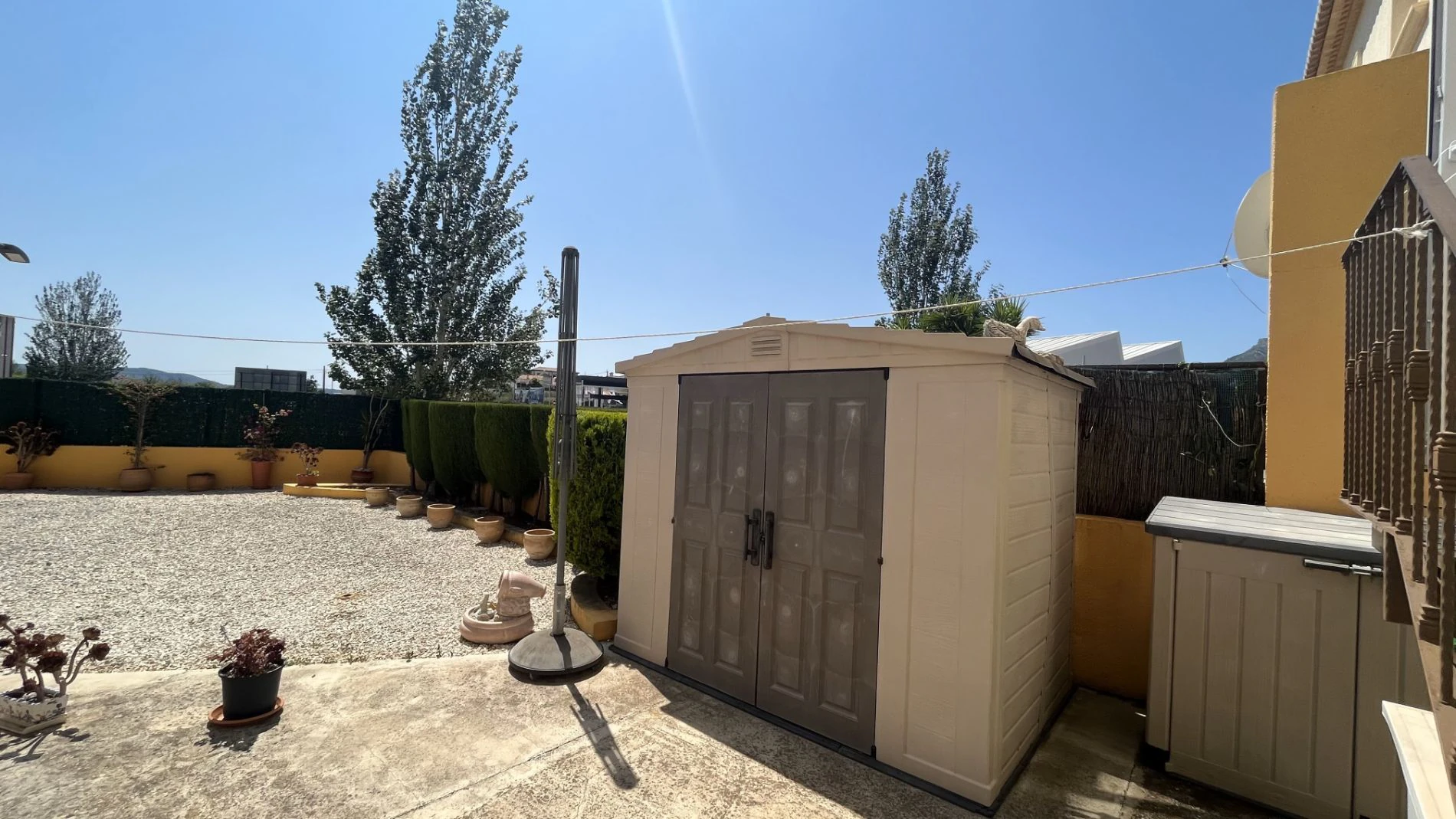 Modern, semi-detached, excellent location
