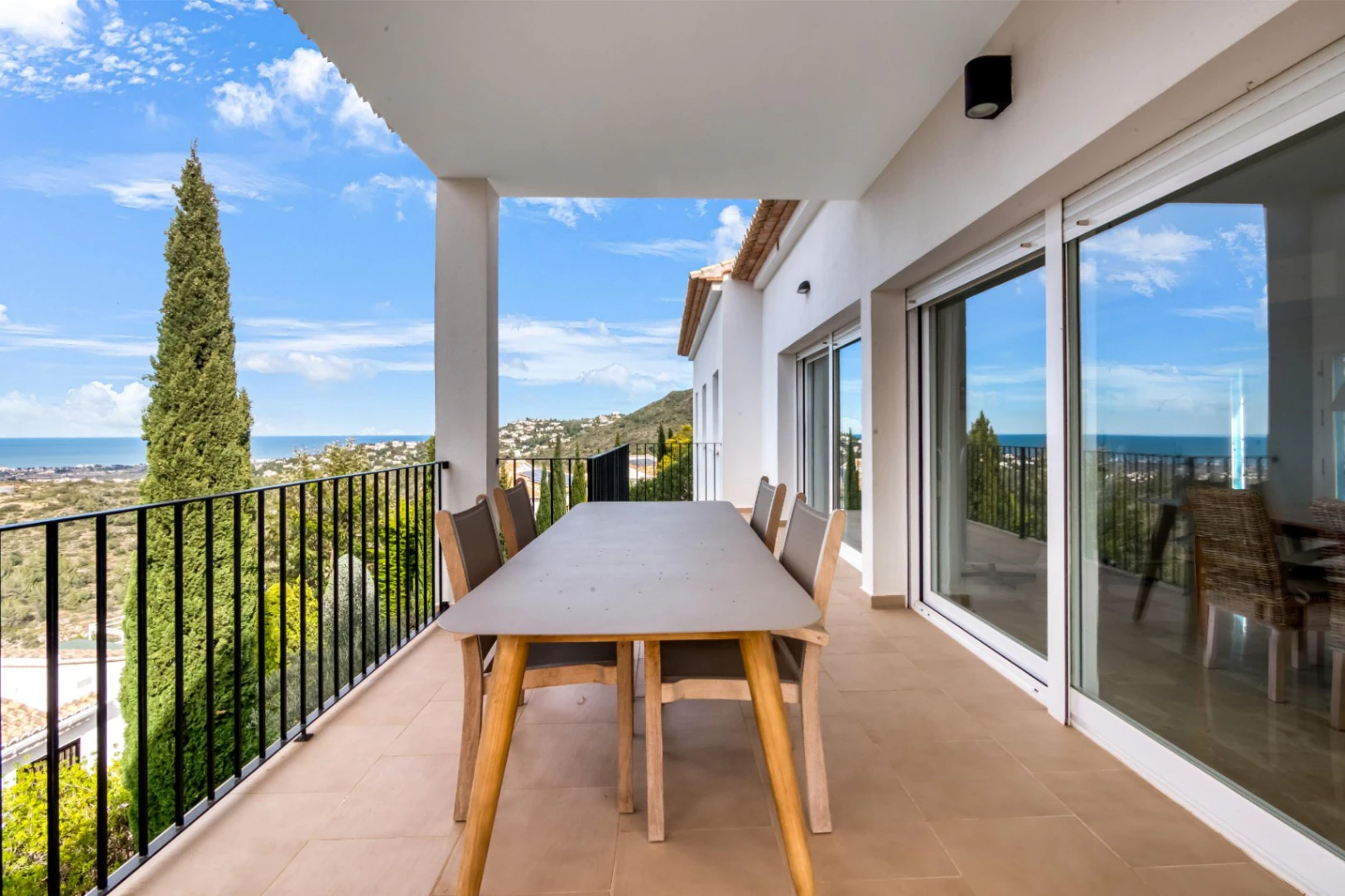 Villa for sale in Rafol: Modern, with sea views