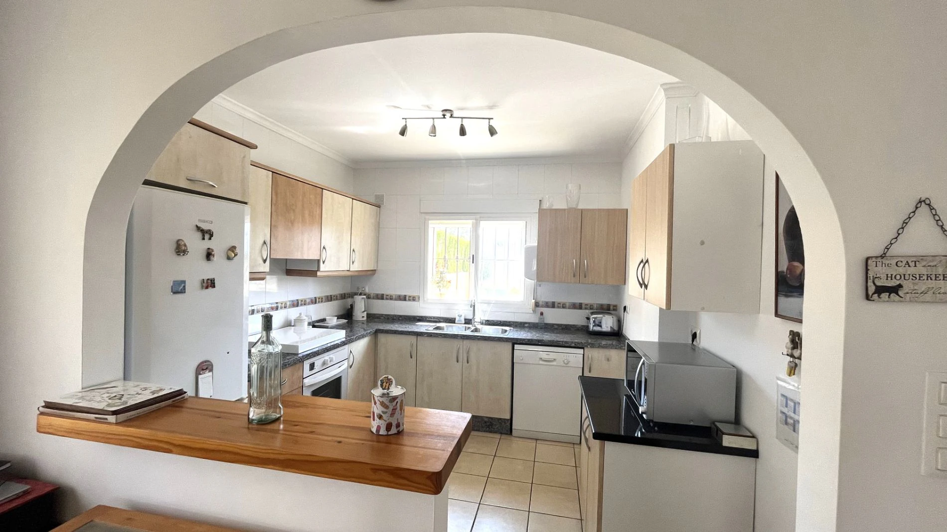 Modern, semi-detached, excellent location