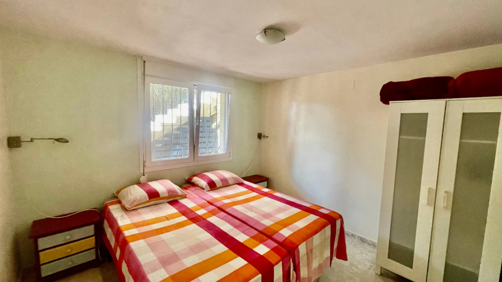 Villa for sale in Jalon: South-facing, separate guest apartment