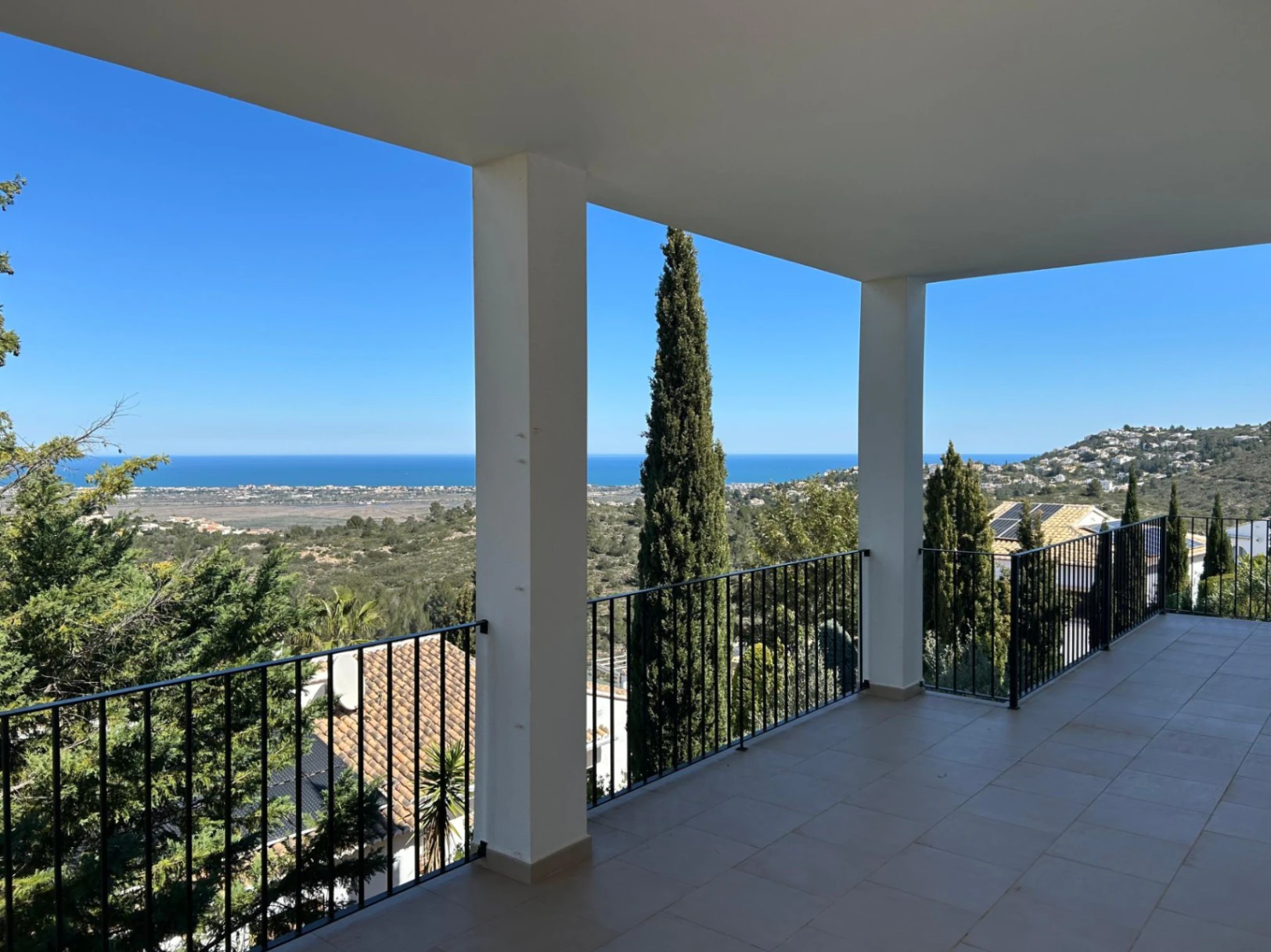 Villa for sale in Rafol: Modern, with sea views