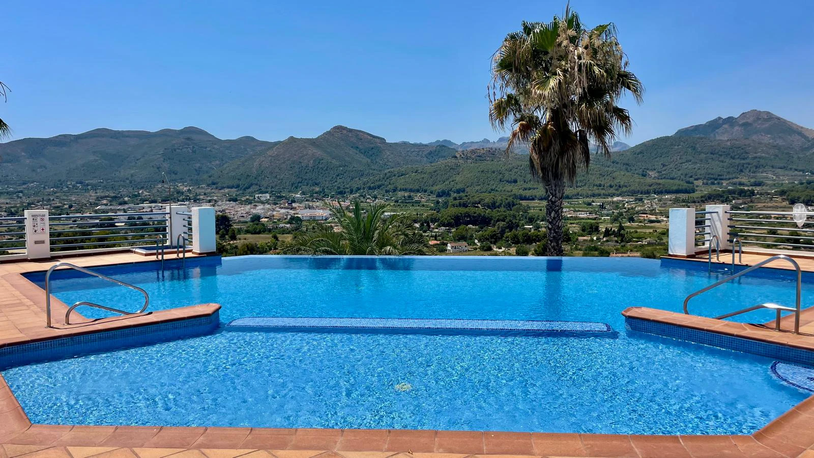 Modern townhouse for sale in Jalon: South-facing