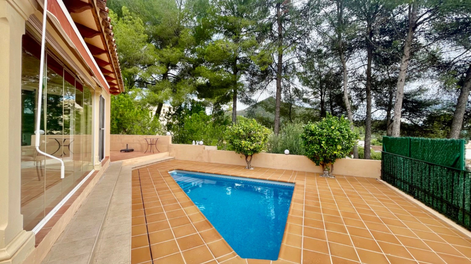 Villa for sale in Alcalali: South-facing, private