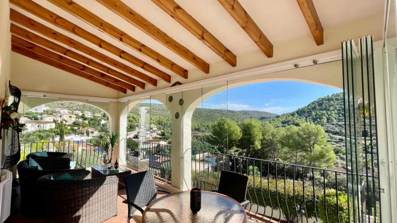 Villa for sale in Alcalali: Fabulous views, separate apartment