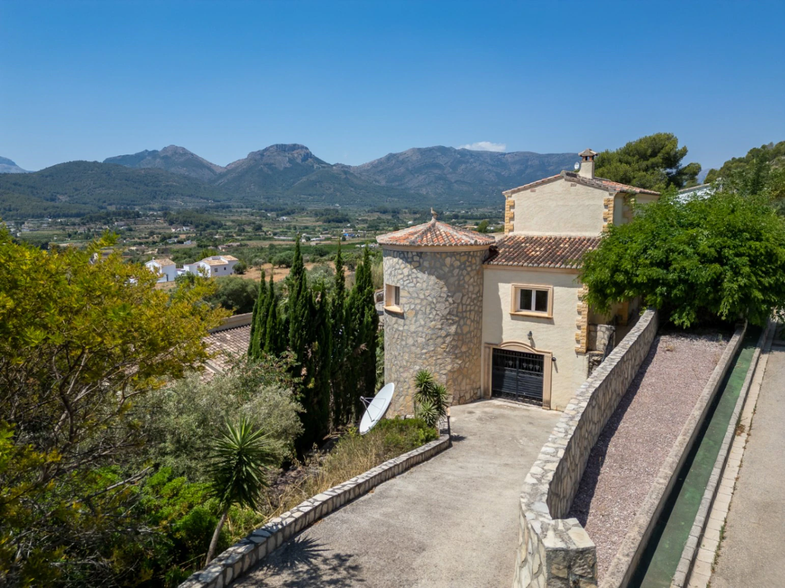 Villa for sale in Jalon: Unique, very private