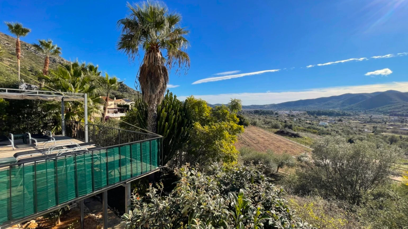 Villa for sale in Jalon: South-facing, separate guest apartment