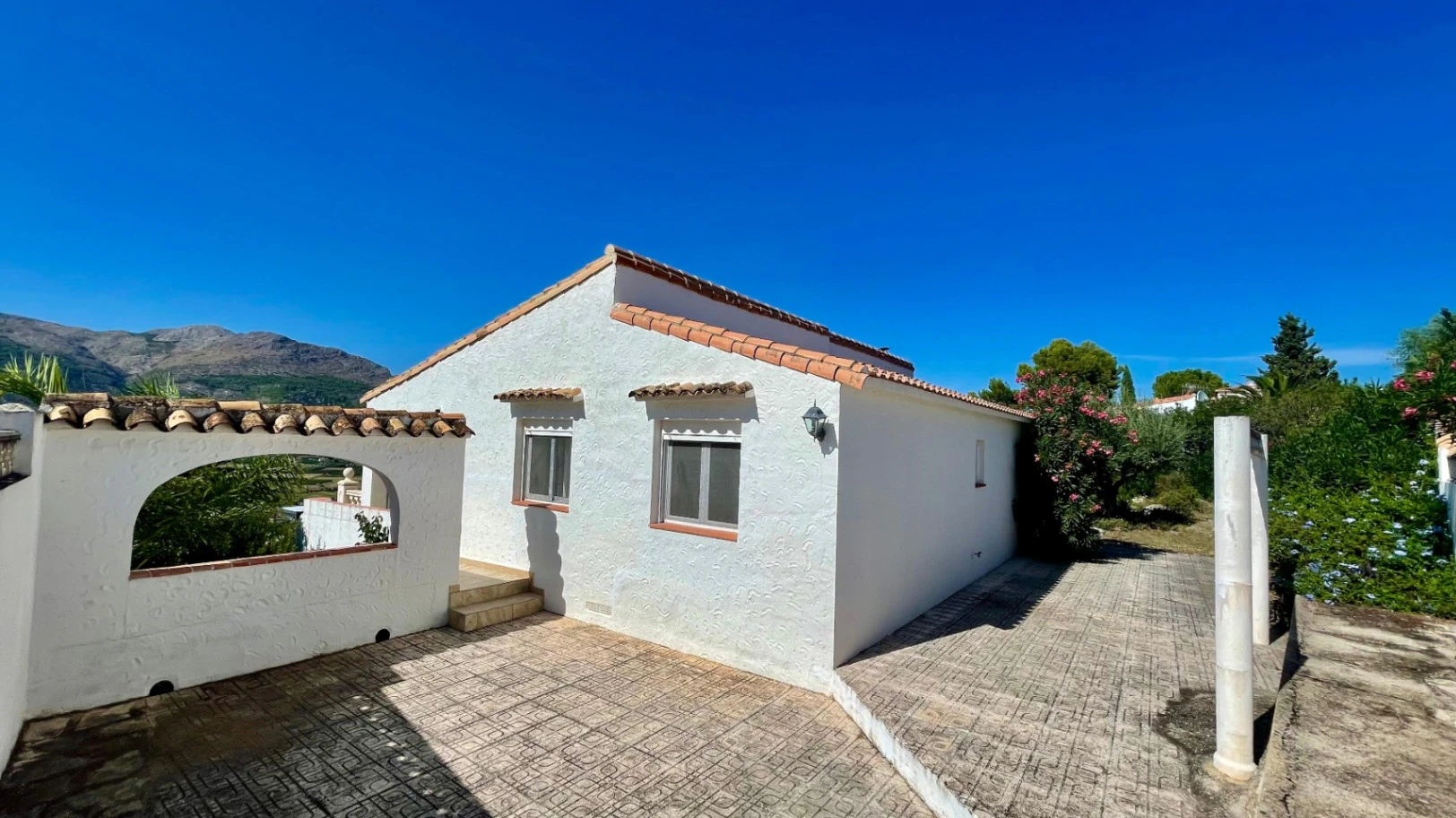 Villa for sale in Orba: Panoramic views, separate guest apartment