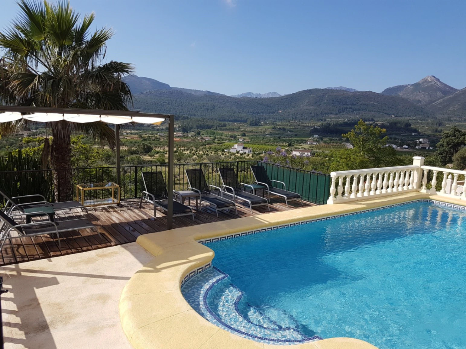 Villa for sale in Jalon: South-facing, separate guest apartment
