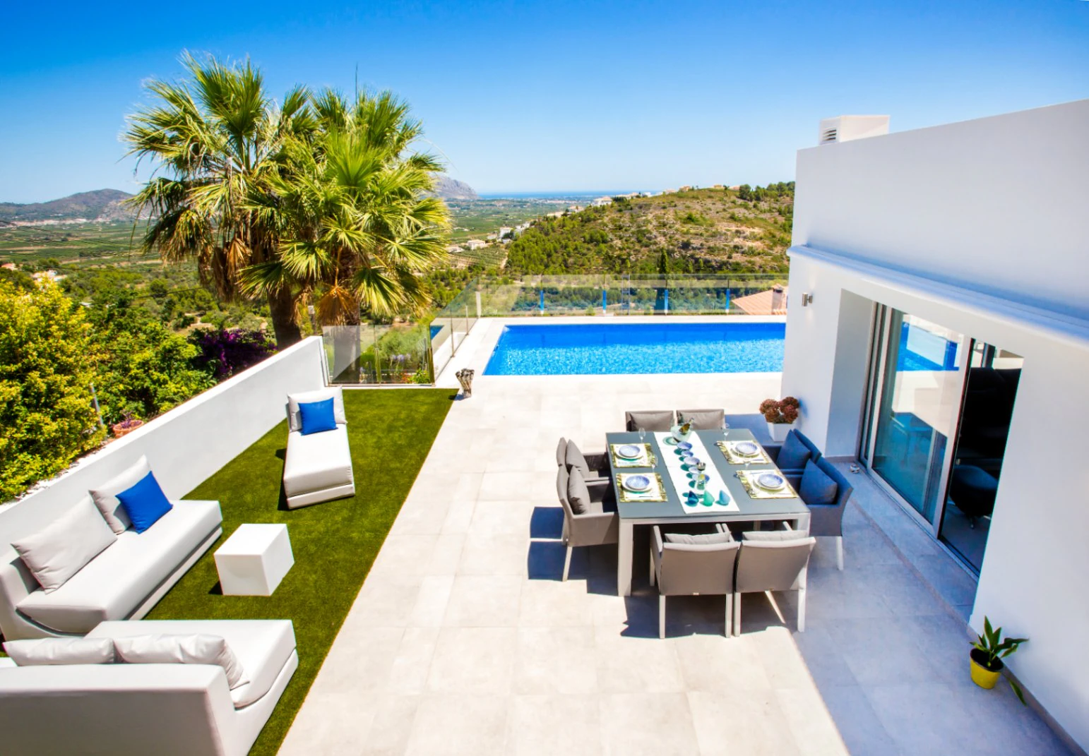 Villa for sale in Orba: Minimalist luxury, with fabulous views