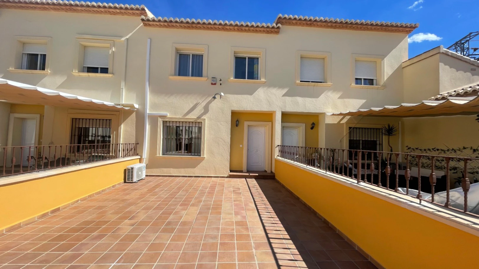 Townhouse for sale in Alcalali: Modern & spacious