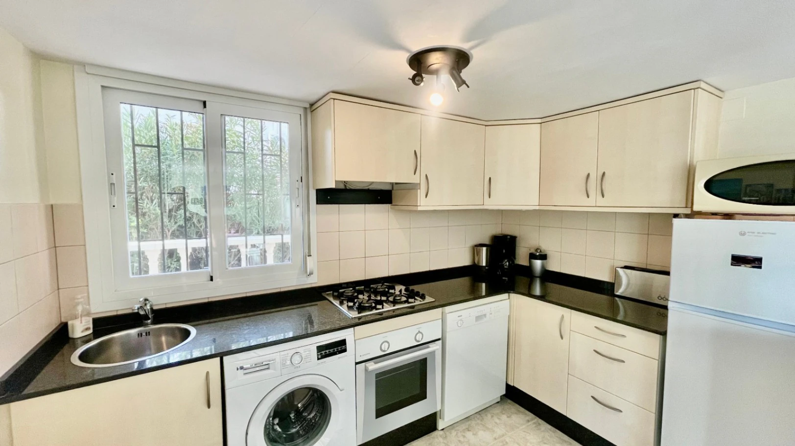 Villa for sale in Jalon: South-facing, separate guest apartment