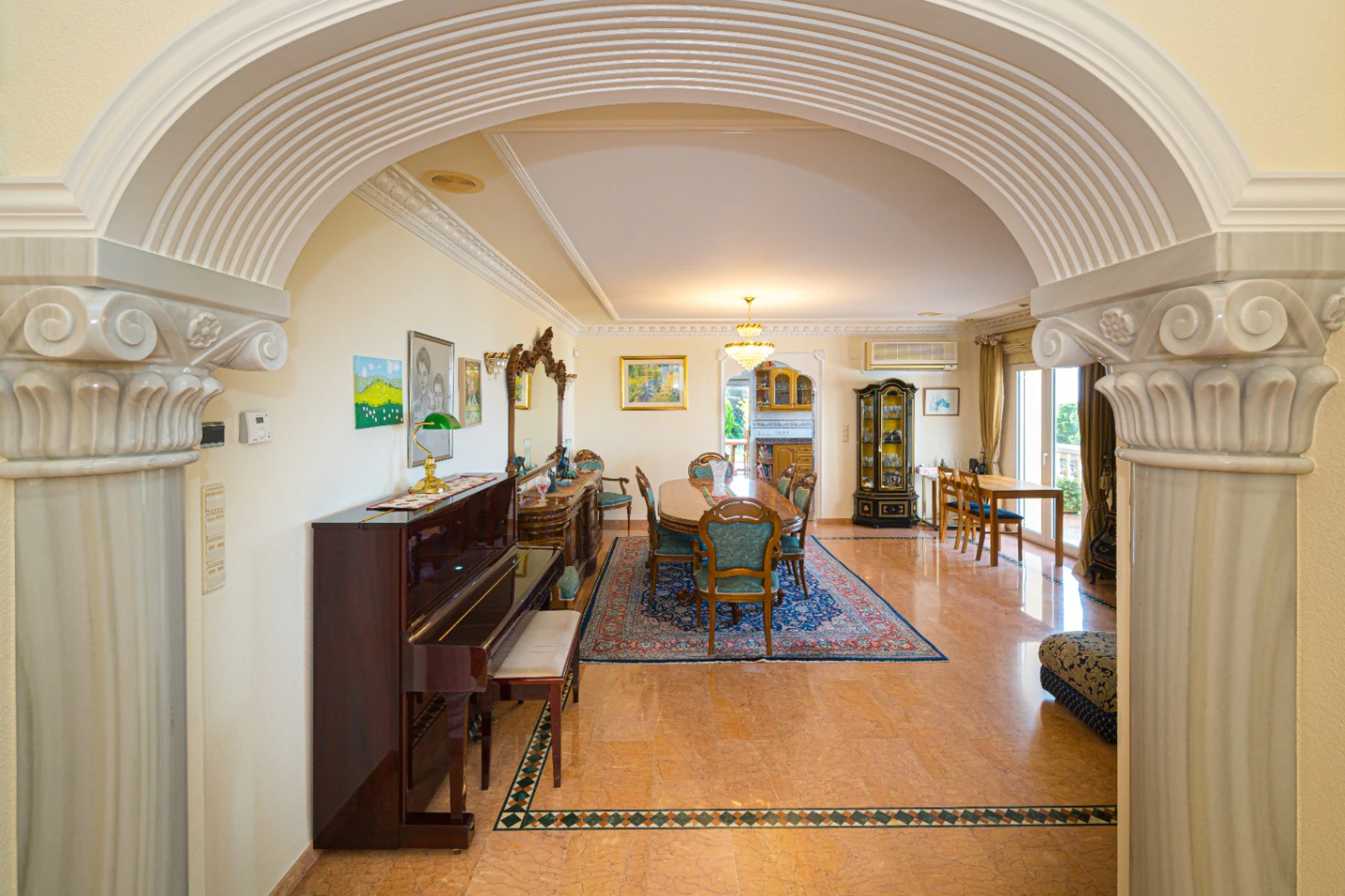 Villa for sale in Denia: Classic and elegant