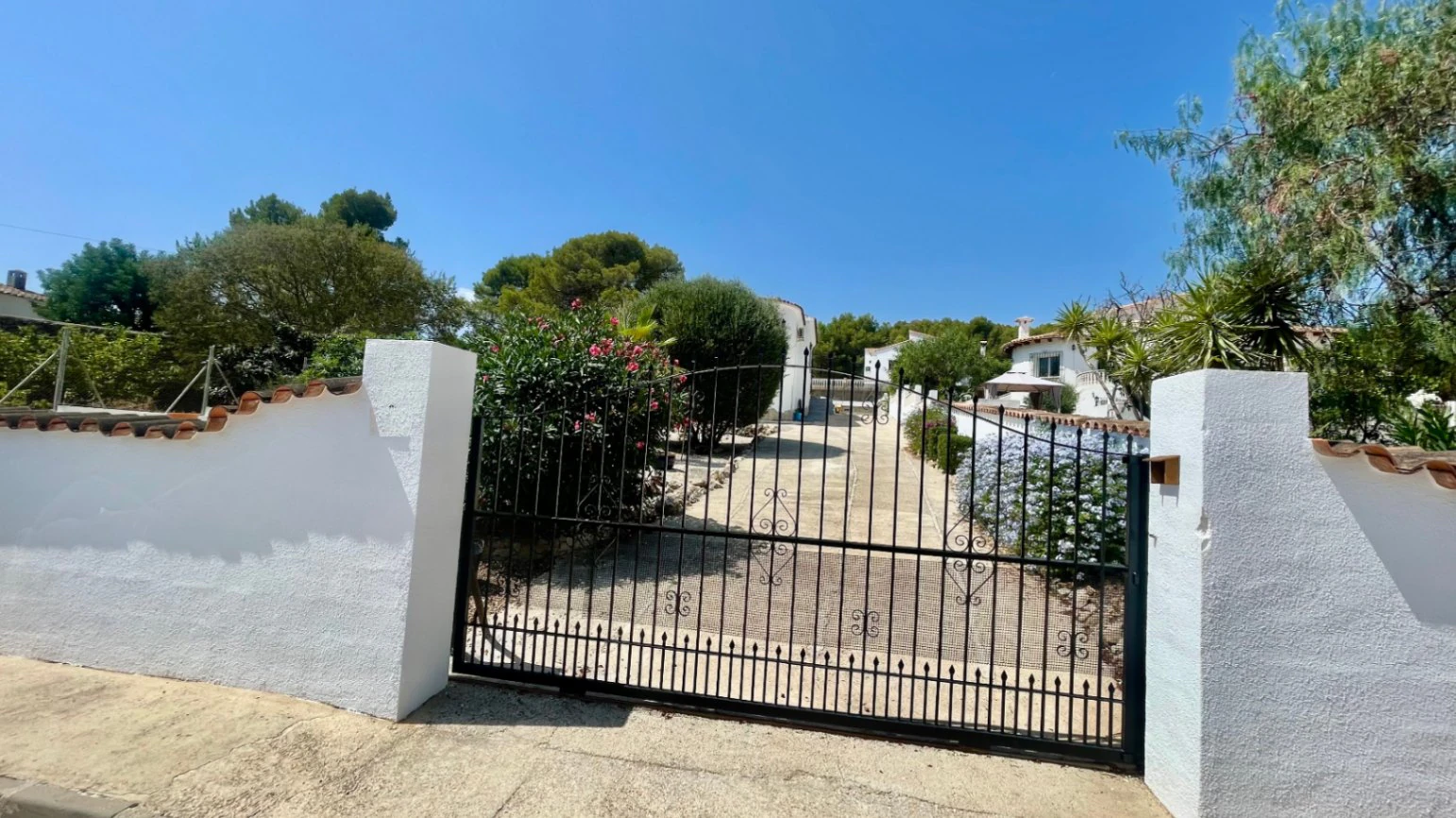 Villa for sale in Jalon: Immaculate, south-facing