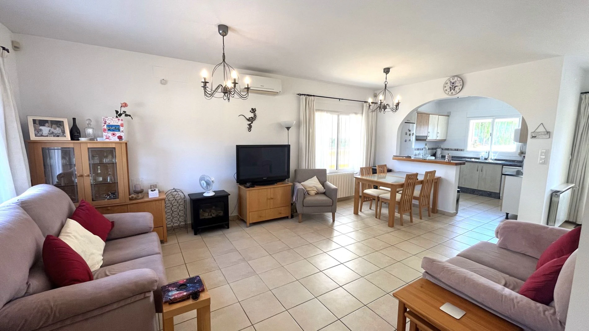 Modern, semi-detached, excellent location