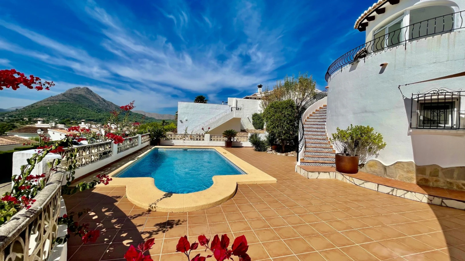 Villa for sale in Murla: Sought-after location, separate apartment