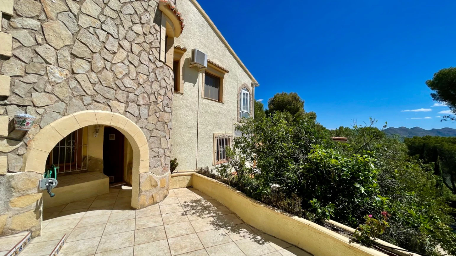 Villa for sale in Parcent: Private, corner plot