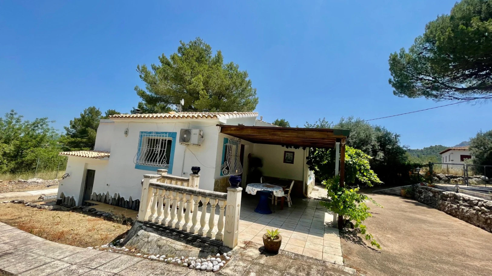 Country house for sale in Parcent: large plot, tranquil escape