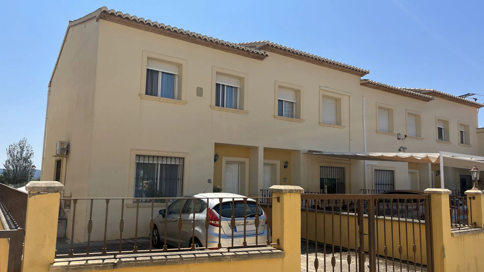 Modern, semi-detached, excellent location