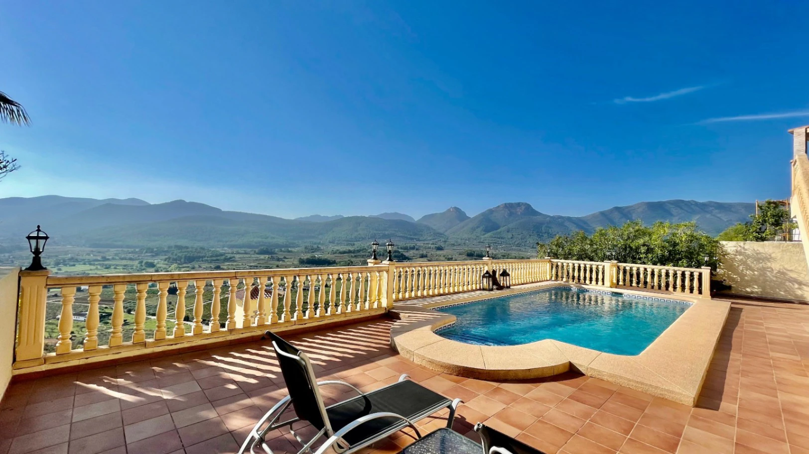 Villa for sale in Jalon: Spectacular, south-facing valley views