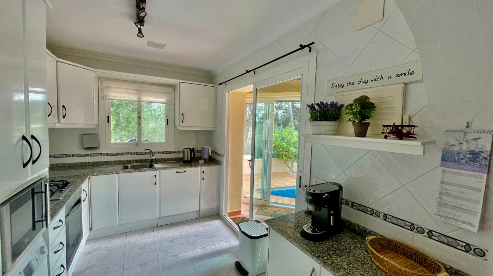 Villa for sale in Alcalali: South-facing, private