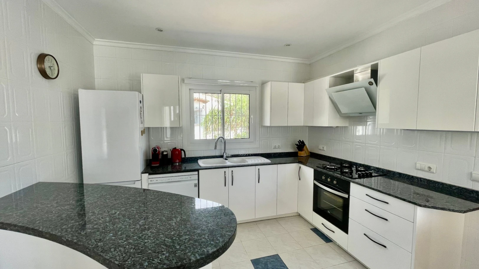 Villa for sale in Jalon: Immaculate, south-facing