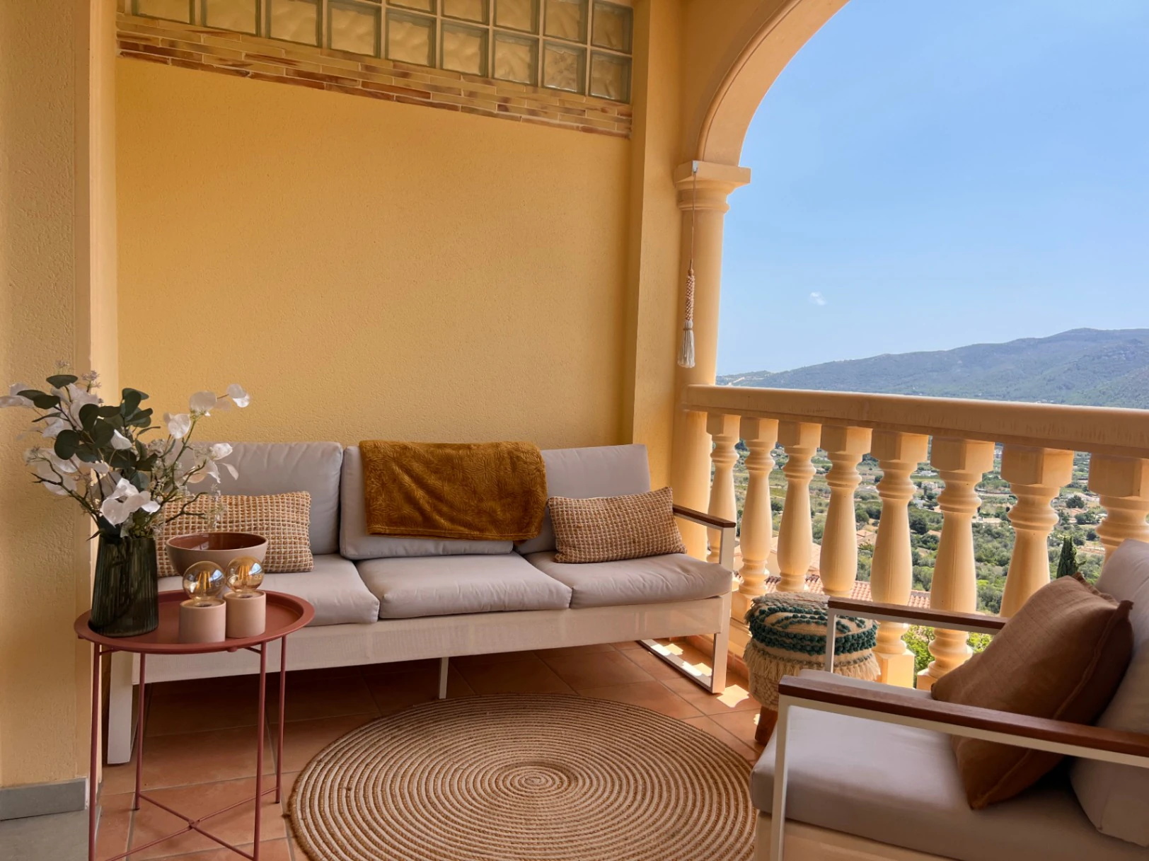 Modern townhouse for sale in Jalon: luxurious, stylish