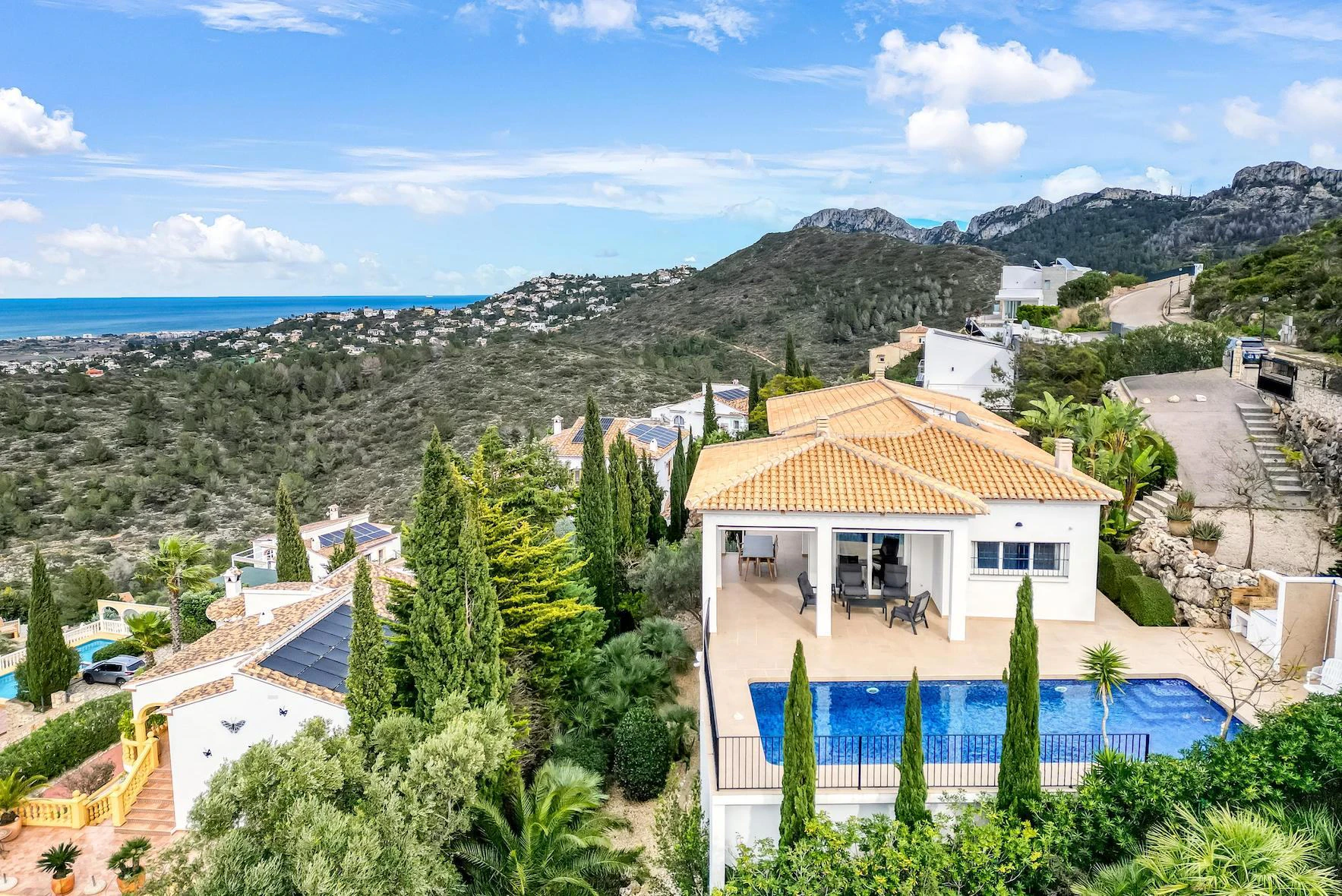Villa for sale in Rafol: Modern, with sea views