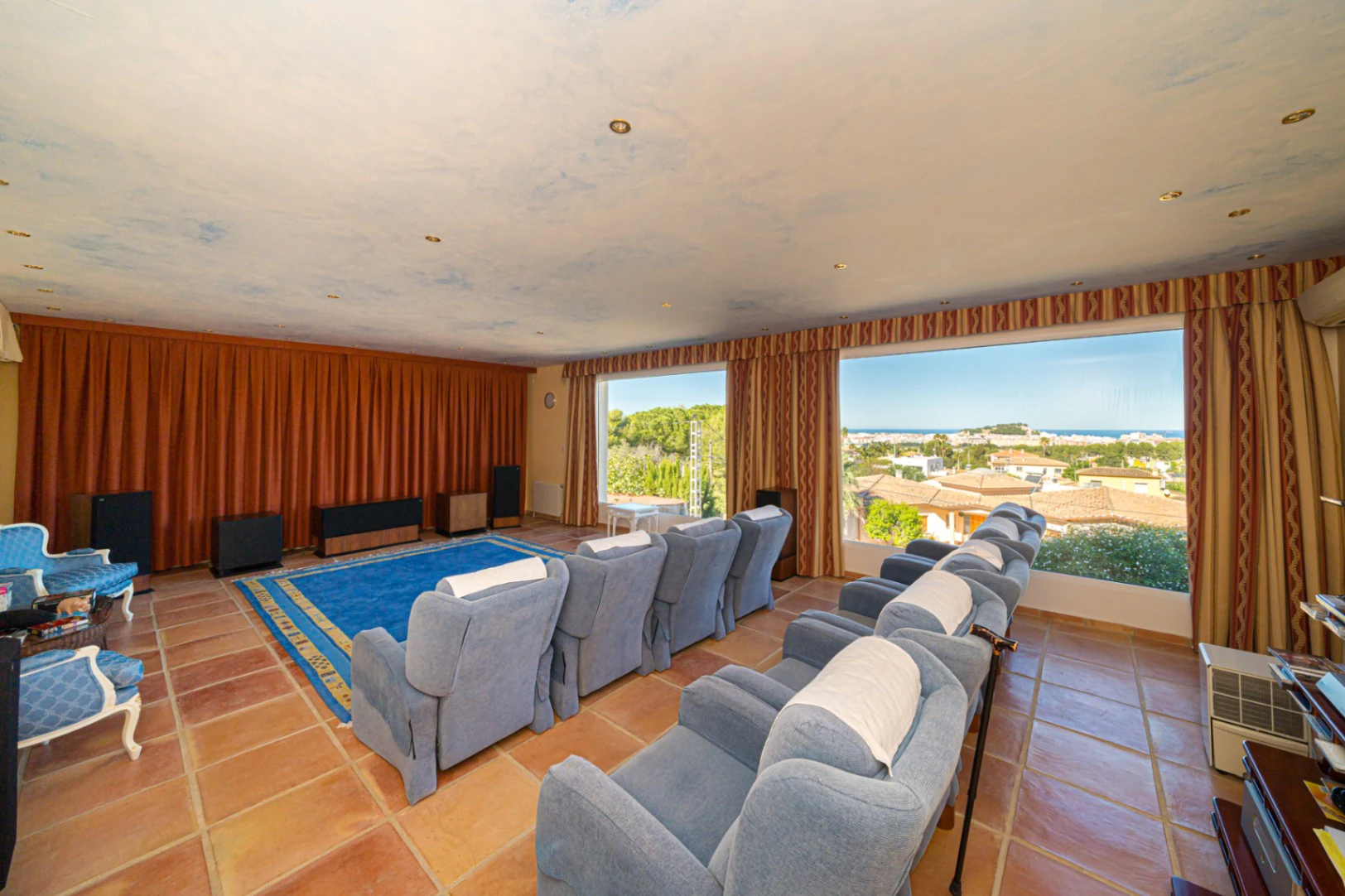 Villa for sale in Denia: Classic and elegant