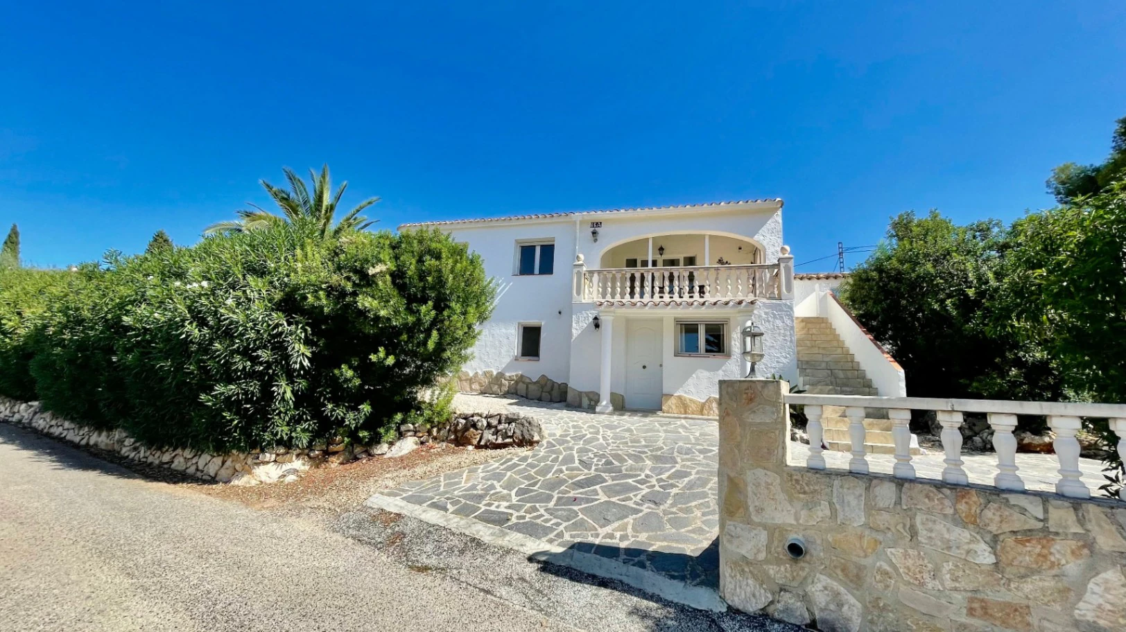 Villa for sale in Orba: Panoramic views, separate guest apartment