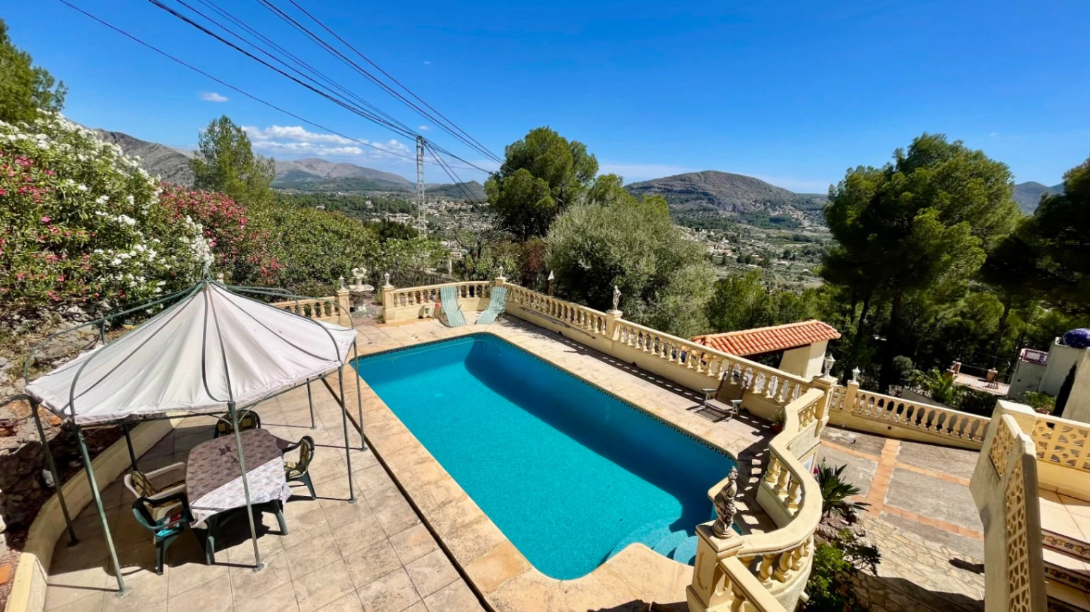 Villa for sale in Parcent: Private, corner plot