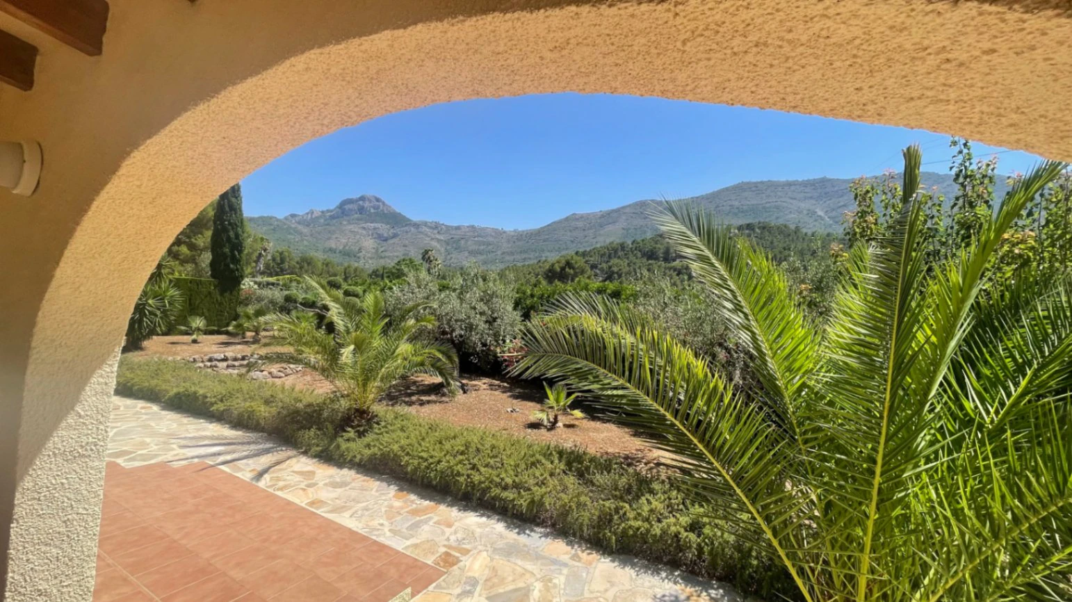 For sale in Parcent: Villa on a flat plot of 1346m2
