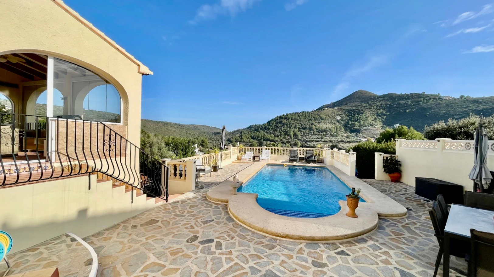 Villa for sale in Alcalali: Fabulous mountain views, excellent privacy