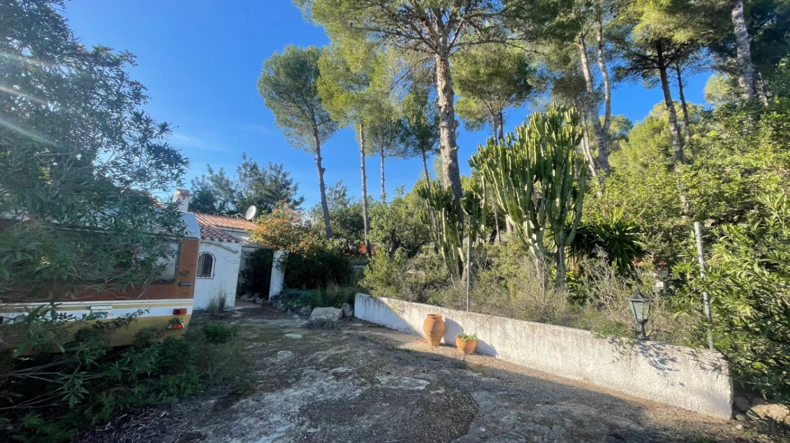 Casita for sale in Alcalali: large urban plot