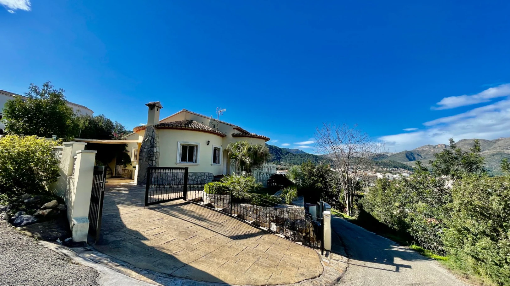 Villa for sale in Orba: Luxury & elegant
