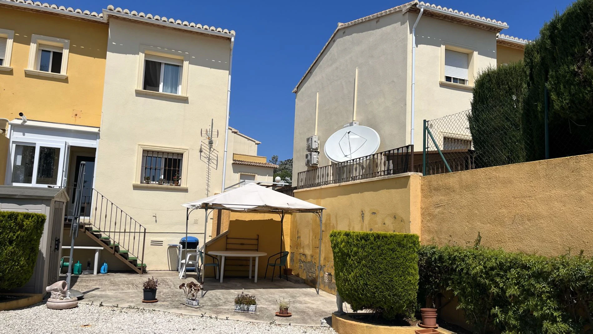 Modern, semi-detached, excellent location