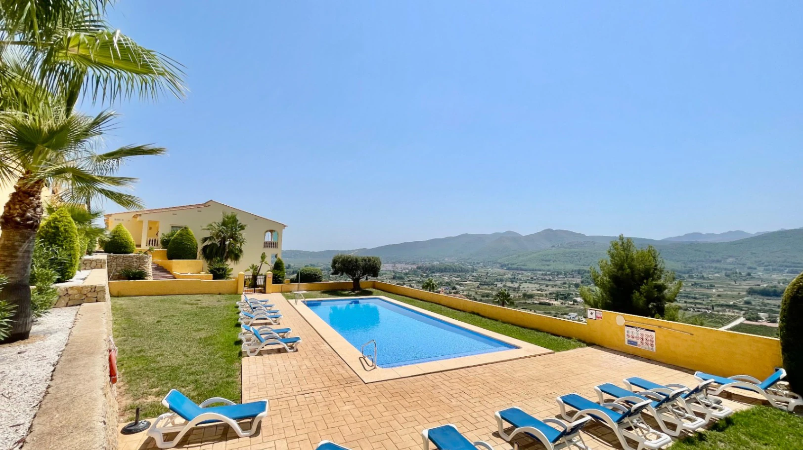 Modern townhouse for sale in Jalon: luxurious, stylish