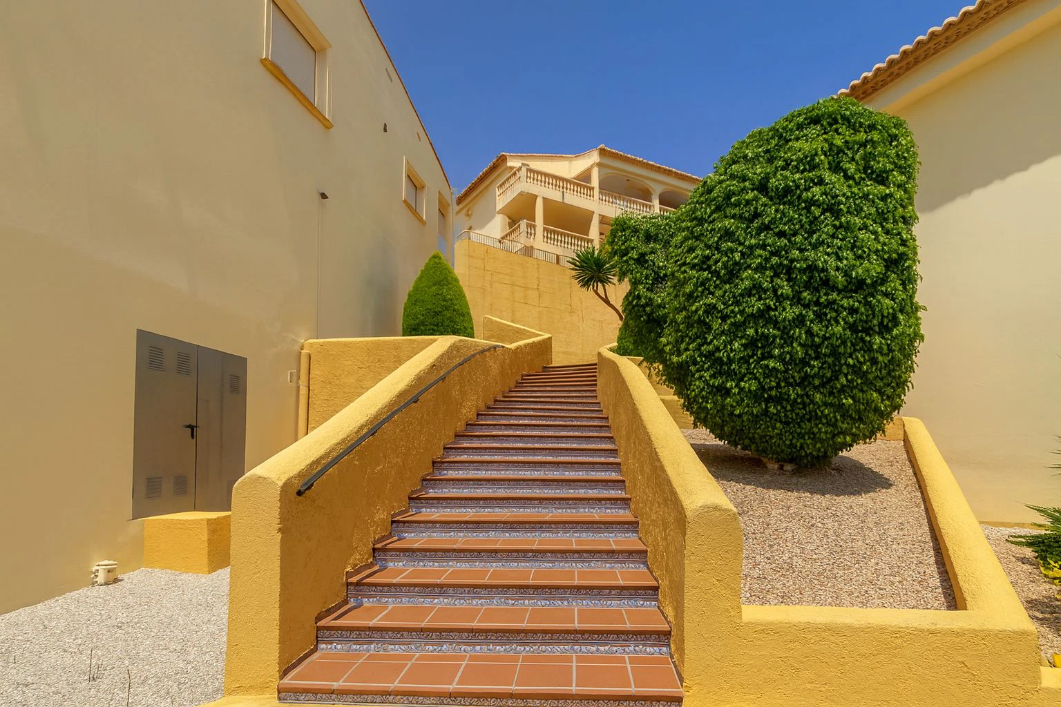 Modern townhouse for sale in Jalon: luxurious, stylish