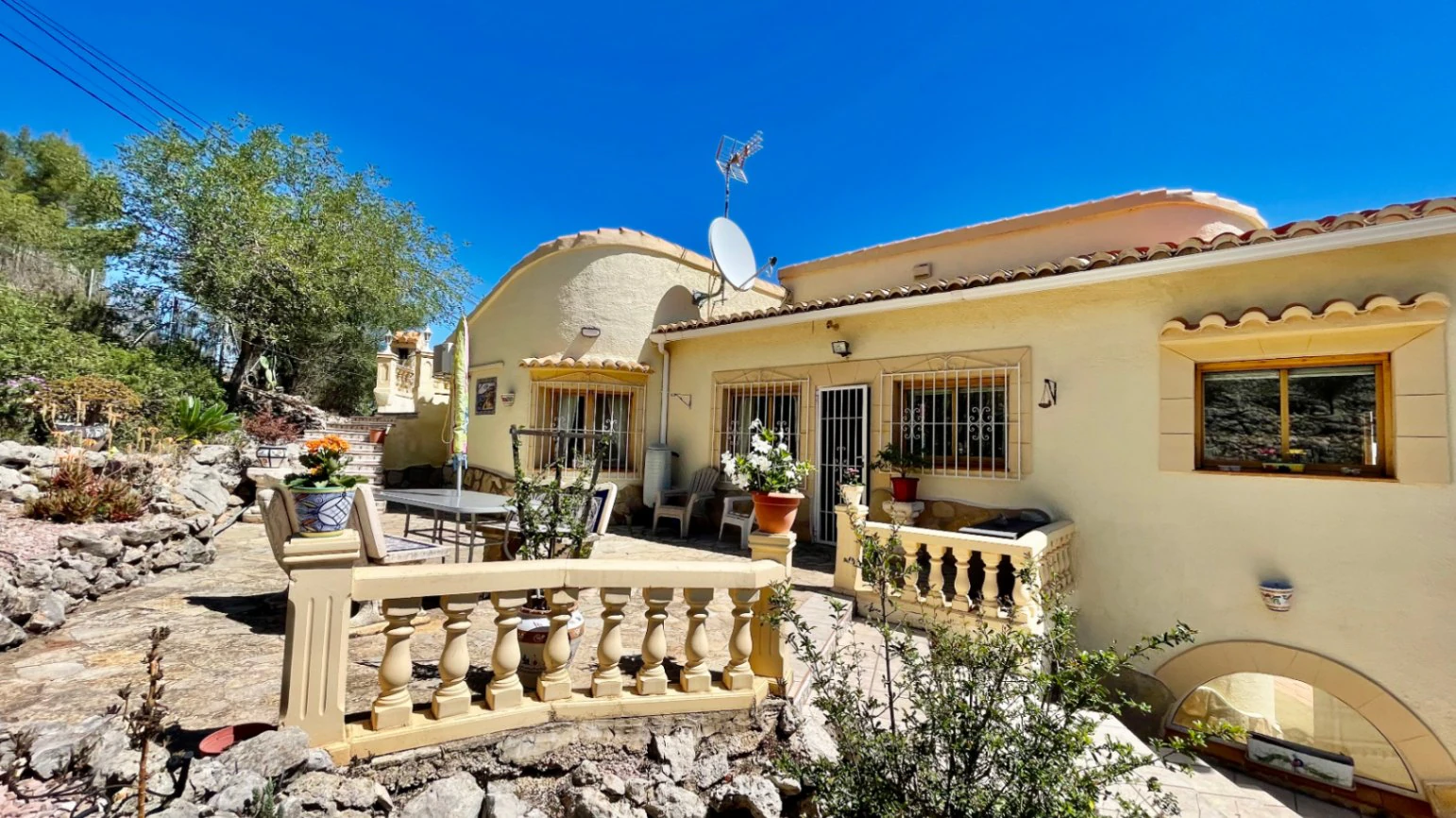 Villa for sale in Parcent: Private, corner plot