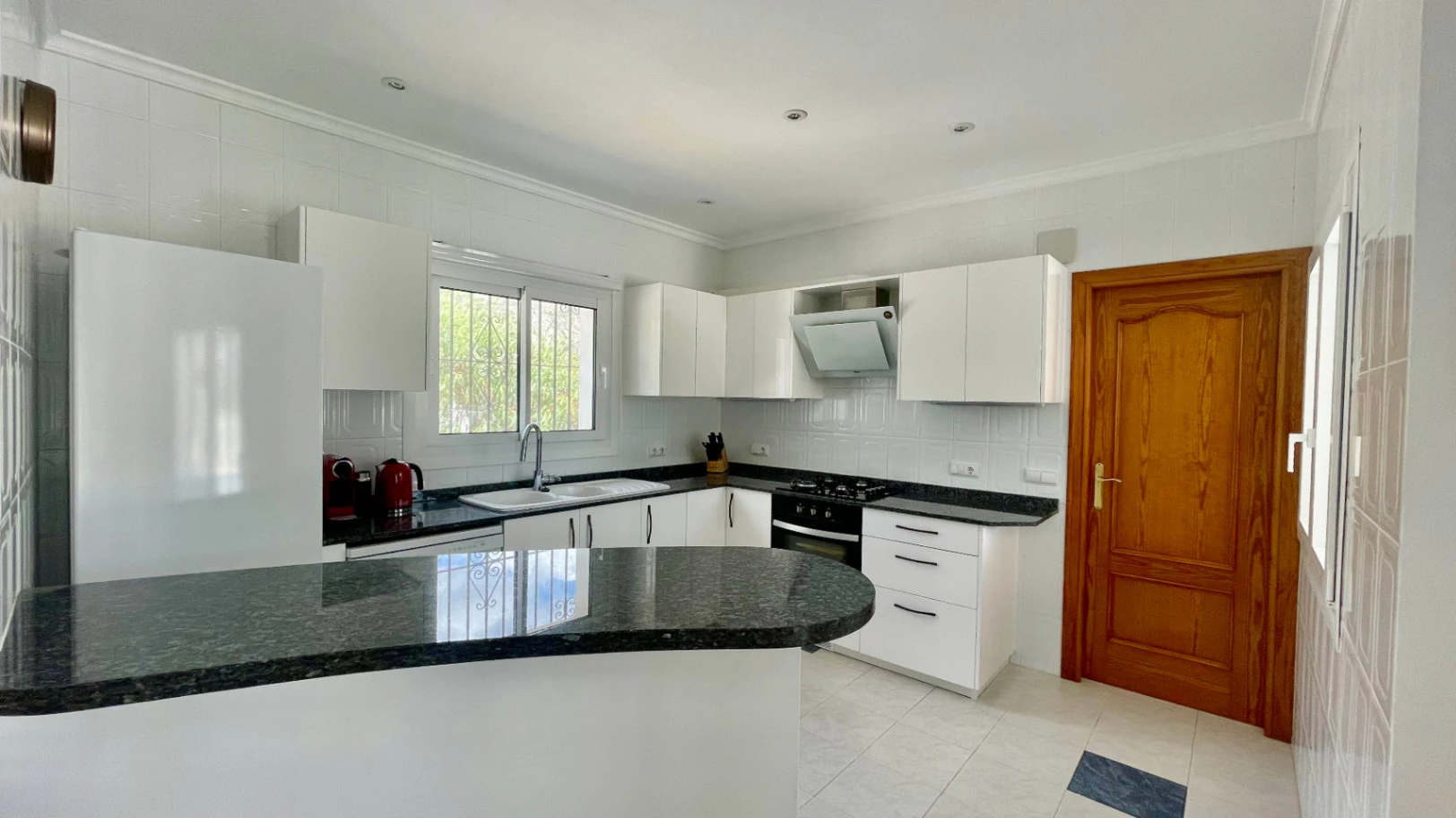 Villa for sale in Jalon: Immaculate, south-facing