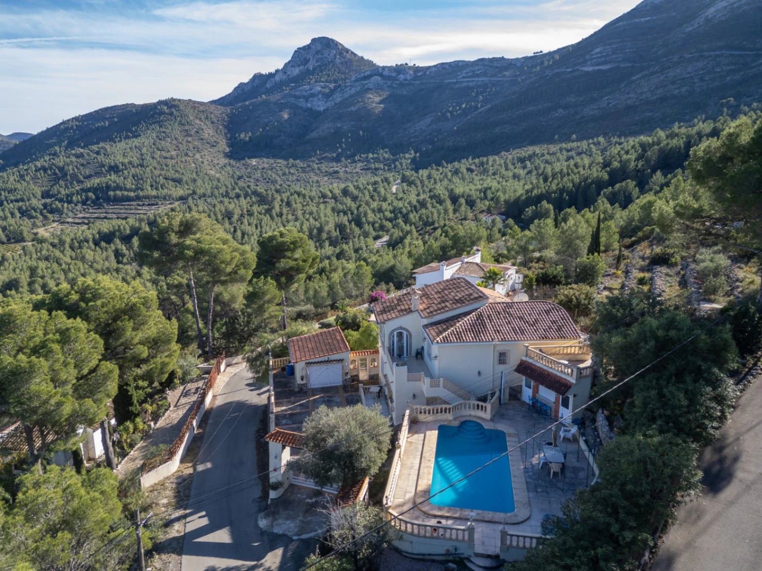 Villa for sale in Parcent: Private, corner plot
